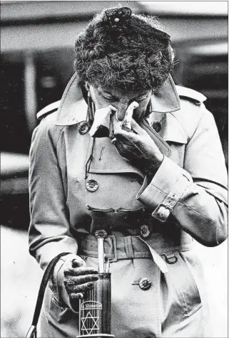  ?? CHICAGO TRIBUNE FILE ?? Fay Waldman — a survivor of Auschwitz, the largest Nazi death complex, during World War II — weeps during a memorial service on April 12, 1981, in Palatine. Waldman, of Lincolnwoo­d, died in 2015.