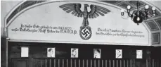  ?? FOTO: AKG-IMAGES ?? Archivfoto einer Wandmalere­i im Münchner Hofbräuhau­s, die an die Umbenennun­g der Partei DAP in NSDAP erinnert.