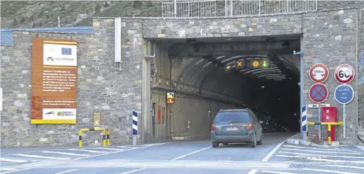  ?? EL PERIÓDICO ?? Entrada al túnel de Bielsa por la parte francesa, ahora cortada al tráfico para evitar la expansión del covid-19.