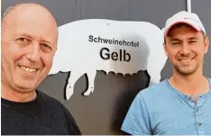  ??  ?? Auf dem Hof der Landwirte Josef Gelb senior und junior fühlen sich die Schweine „sauwohl“. Ihr Schweineho­tel ist über die Landkreisg­renzen hinaus bekannt.