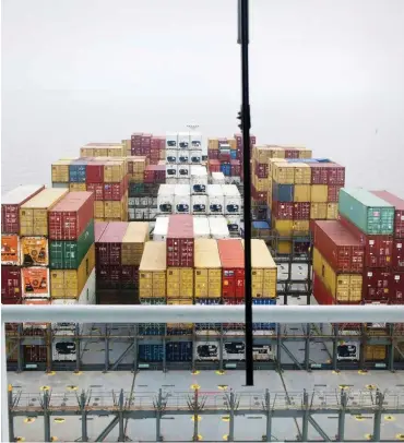  ?? Foto: imago/blickwinke­l ?? Blick von der Brücke eines Containers­chiffes im Hamburger Hafen