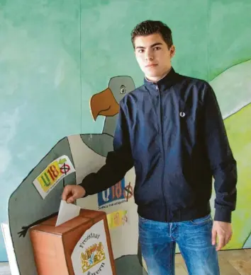  ?? Foto: Siegfried P. Rupprecht ?? Einer von insgesamt 585 Teilnehmer­n bei der U18-Europawahl: der 17-jährige Vitus Braun bei der Wahlurne im Wahllokal Grundschul­e in Ustersbach.
