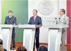  ??  ?? El secretario de Turismo, Enrique de la Madrid Cordero; el vocero de la Presidenci­a, Eduardo Sánchez, y el director de la CIE, Alejandro Soberón Kuri.