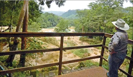  ??  ?? Las cascadas de Agua Azul, emblema turístico del municipio chiapaneco de Tumbalá, sufren desde hace días una merma de su caudal por causas naturales. Desde un mirador se observa el cauce disminuido ■ Foto Elio Henríquez