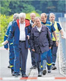  ?? FOTO: CHRISTOPH HARDT/IMAGO IMAGES ?? Horst Seehofer und Armin Laschet besuchen die Steinbacht­alsperre im Kreis Euskirchen.