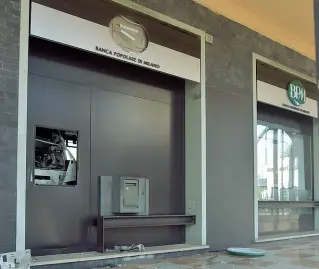  ??  ?? Via MazziniIl bancomat della filiale di Dalmine della Banca popolare di Milano distrutto dall’esplosione dei ladri