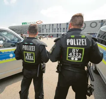  ??  ?? Dass Polizei-Einsatzkrä­fte bei Spielen des FC Augsburg vor Ort sind, ist Normalität. Dass die Lage aber so eskaliert, wie beim Pokalspiel gegen den FSV Mainz 05 Ende Oktober, passiert in Augsburg selten.