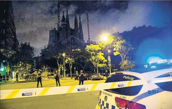  ?? CRISTINA GALLEGO ?? Los Mossos, que llevaron a cabo un amplio despliegue, acordonaro­n los alrededore­s del templo con la ayuda de la Guardia Urbana