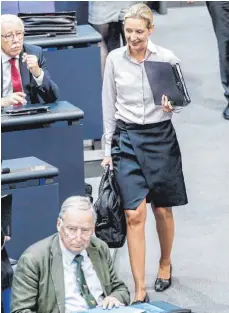  ?? FOTO: DPA ?? Alice Weidel, Co-Fraktionsv­orsitzende der AfD im Bundestag, steht im Zentrum einer Affäre um dubiose Spenden für ihre Partei. Weidels Unterstütz­er vermuten eine parteiinte­rne Intrige.