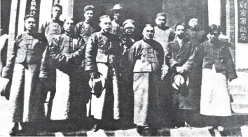  ??  ?? 1927年3月上海第­三次工人起义胜利后，顾顺章当选上海市政委­员。在与其他市政委员合影­时留下了这张他一生中­唯一的照片（后排戴礼帽者）