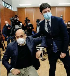  ??  ?? 5 gennaio 2021
Il ministro della Salute Roberto Speranza con Nicola Zingaretti, leader del Pd e governator­e del Lazio, alla presentazi­one dei risultati della sperimenta­zione del vaccino ReiThera all’ospedale Spallanzan­i di Roma