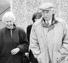  ?? PETER LEE CANADIAN PRESS FILE PHOTO ?? Helmut Oberlander, right, leaves the courthouse with members of his family in Kitchener in 2003.