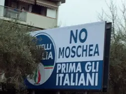  ??  ?? Uno dei grandi manifesti 6x3 apparsi a Sesto