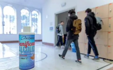  ?? (Foto Pretto) ?? Igiene Un igienizzan­te presente ieri nei corridoi del liceo da Vinci di Trento e alcuni studenti