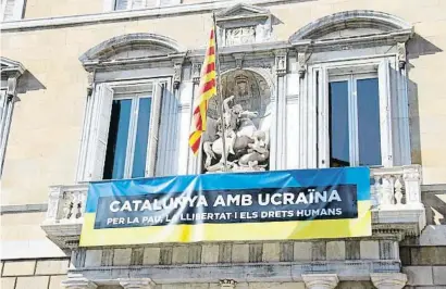  ?? MARIONA PUIG / ACN ?? P    r    ! Després de l’acte de suport a Ucraïna al Palau de la Generalita­t, es va substituir l’habitual pancarta que lluïa al balcó a favor de la llibertat d’expressió per una de nova amb el lema “Catalunya amb Ucraïna. Per la pau, la llibertat i els drets humans”.