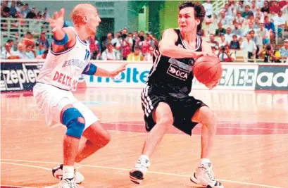  ?? Prensa CABB ?? Marcelo Milanesio ante Djordjevic durante el Mundial de Grecia 1998.