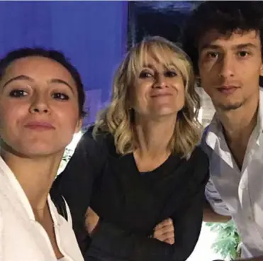  ?? ?? Selfie di famiglia: Luciana Littizzett­o, torinese, 57 anni, con i figli Vanessa, 27 anni, social media
manager, e Jordan, 24, che lavora in produzione nel cinema