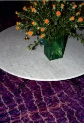  ??  ?? – Jeg elsker blomster, g jerne av det fargerike slaget, som kan lyse opp på mørke dager. Gulvteppet har vi tatt med hjem fra Marrakech. Jeg er veldig glad i fargen på det.
Vase fra Louise Roe og bord fra Charles Eames.