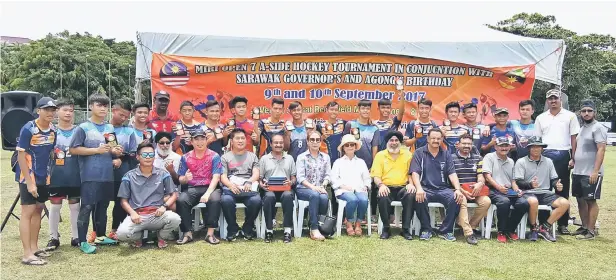  ??  ?? PEMENANG: Tetamu bersama pemenang, Good Wood ( juara), SMK Sebauh (naib juara), KTDTHB dan Bintulu Hawk (berkongsi tempat ketiga) serta ketua pasukan masing-masing.