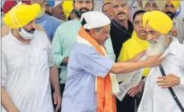  ?? SAMEER SEHGAL/HT ?? AAP convener Arvind Kejriwal welcoming former SAD minister Sewa Singh Sekhwan into the party fold at Sekhwan village in Gurdaspur as state party chief Bhagwant Mann looks on.