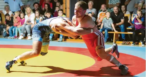  ?? Foto: Peter Tränkl ?? Im 75-Kilogramm-Freistil dominierte der Meringer Lukas Grundler (rechts) gegen seinen Gegner Dejan Bakic der Gästemanns­chaft aus Kempten. Am Ende siegte der Meringer mit 14:11.