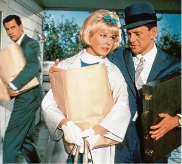  ?? Foto: WDR ?? „Schick mir keine Blumen“aus dem Jahr 1964 – mit Rock Hudson (links). Der hat seinen Freund, gespielt von Tony Randall, angestifte­t, ihm zu helfen. Sie wollen für seine Frau, gespielt von Doris Day, einen neuen Lebenspart­ner zu finden.