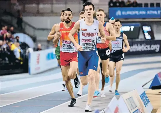  ?? BEN STANSALL / AFP ?? Jakob Ingebrigts­en, durante su semifinal de los 1.500 m, por delante de Saúl Ordóñez, ayer en Glasgow