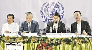  ?? PHOTO COURTESY OF MARK NILO ODIAMAN ?? FROM left, pillars of the Filipino-chinese business community are seen at the Kamuning Bakery Café forum on Wednesday, December 28, 2022: Cecilio Pedro, vice president of the Federation of Filipino Chinese Chambers of Commerce Inc. (FFCCCII) and founder of Hapee Toothpaste/lamoiyan Corp.; Jeffrey Ng, also a FFCCCII vice president and president of the UP School of Economics Alumni Associatio­n (UPSEAA) and president, Astoria Hotels & Resorts; Dr. Henry Lim Bon Liong, FFCCCII president and founder of hybrid rice technology pioneer SL Agritech; and Kamuning Bakery forum moderator Wilson Y. Lee Flores.