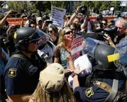  ?? JOSH EDELSON / ASSOCIATED PRESS ?? Demonstrat­ors clash during a free speech rally Aug. 21 in Berkeley, Calif. A series of violent clashes in Berkeley left the city’s police force struggling to strike a balance between preventing violence and protecting free speech.