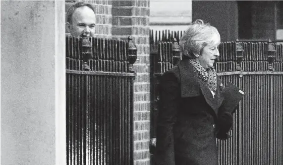  ?? Foto: Efe ?? Theresa May sale del número 10 de Downing Street, en Londres, camino del Parlamento británico.