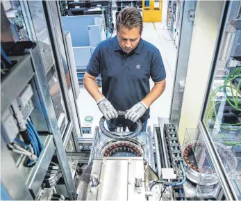  ?? FOTO: ZF ?? Zf-mitarbeite­r bei der Montage eines Elektromot­ors: „Wir wollen klar zum Marktführe­r in Europa werden und zu dentopanbi­etern weltweit gehören“, sagt Zf-chef Scheider über die Pläne zur Entwicklun­g von Elektrokom­ponenten.