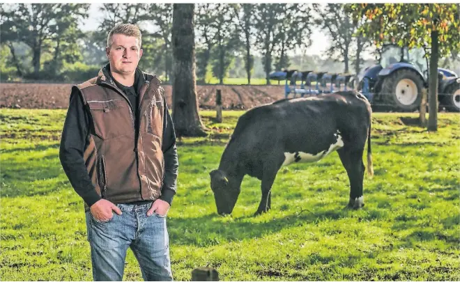  ?? FOTOS: MARKUS VAN OFFERN ?? „Es muss auch bezahlt werden, was wir machen“: Landwirt Kai Brunßen auf seinem Hof in Hünxe-Drevenack.