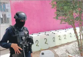  ?? ?? Un policía resguarda un laboratori­o de drogas sintéticas en 2019, en Culiacán, Sinaloa. Agencias de seguridad europeas señalan que narcos mexicanos buscan controlar el mercado de metanfetam­inas en el mundo