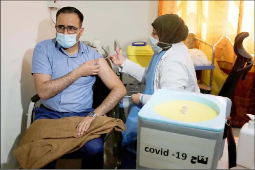  ??  ?? عراقي يتلقى اللقاح في بغداد