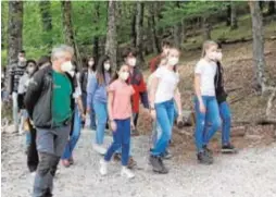  ?? // GTRES ?? Las hijas de los Reyes caminaron junto al río Jarama