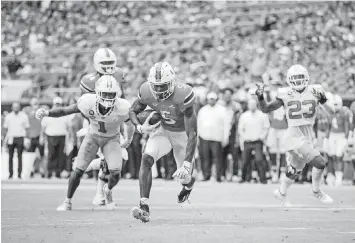  ?? DAVID SANTIAGO dsantiago@miamiheral­d.com ?? Hurricanes wide receiver Key'Shawn Smith sprints to the end zone during the second quarter of Miami’s 27-24 loss to North Carolina at Hard Rock Stadium on Saturday. UM has not had a lead for the past three games.