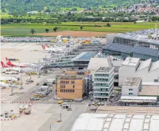  ?? FOTO: DPA ?? Die Passagierz­ahlen des Flughafens Stuttgart steigen seit Jahren.