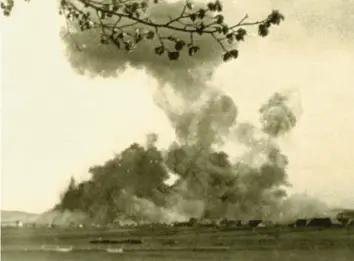  ?? Foto: Stadtarchi­v Nördlingen ?? Dichte Rauchwolke­n unmittelba­r nach dem Angriff vom 20. April 1945.