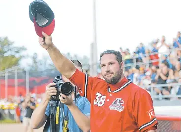  ??  ?? Après avoir évolué dans plusieurs équipes de baseball des ligues majeures comme les Dodgers et les Red Sox, Éric Gagné a joué avec les Capitales de Québec, dans la Ligue Can-am. Il fait maintenant partie des propriétai­res des Aigles de Trois-rivières.