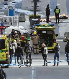 ?? Foto: Fredrik Sandberg/TT News Agency, dpa ?? Durch diese Einkaufsst­raße im Herzen Stockholms ist der Lastwagen gerast und hat dabei mehrere Menschen erfasst.