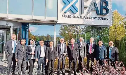  ?? (Foto Melvin Joni /BH) ?? Awang Tengah (lima dari kanan) bersama Delegasi Pelaburan dan Perdaganga­n Sarawak meninjau kemudahan dan teknologi di ibu pejabat X FAB di Efurt, Jerman.