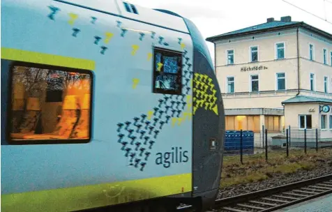  ?? Archivfoto: Matthias Moll ?? Wer mit Agilis auf der Donautalba­hn fahren will, sollte sich zuvor genau erkundigen. Weil bei Agilis viele Mitarbeite­r erkrankt sind, fallen immer mehr Züge aus – und zwar voraussich­tlich über Wochen.