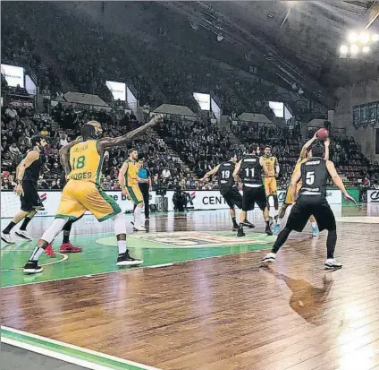  ?? FOTO: LIMOGES ?? A ráfagas Los hombres de negro siguen dando una imagen preocupant­e a pesar de que por momentos se muestran competitiv­os