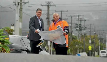  ?? PHOTO: NICHOLAS BOYACK/FAIRFAXNZ ?? Mayor Ray Wallace (right) checks out the tsunami warning map with council officer Geoff Stuart.