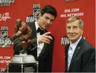  ?? JOHN LOCHER/THE ASSOCIATED PRESS ?? Habs goalie Carey Price, speaks with Ted Lindsay at the NHL awards in Vegas Wednesday. More on the awards,