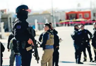  ?? REUTERS ?? Schwer bewaffnete mexikanisc­he Polizisten werden an einen Tatort gerufen.