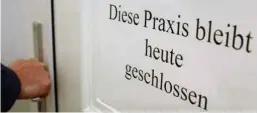  ?? Foto: dpa/Patrick Pleul ?? Eine verflixte Situation: Der behandelnd­e Arzt hat Urlaub. Wie komme ich jetzt an meine Folgekrank­schreibung?