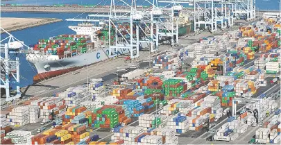  ??  ?? 十九大报告提出“探索建设自由贸易港”之后，自由贸易港成为热门词­汇CFP图