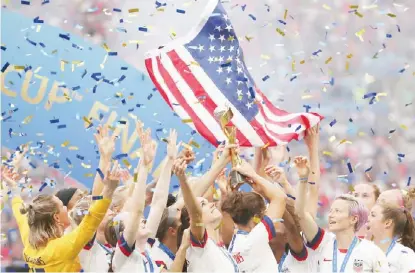  ?? AP ?? Las jugadoras de Estados Unidos celebran su conquista del Mundial.