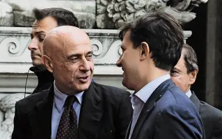  ??  ?? Il ministro dell’Interno Marco Minniti con il sindaco di Firenze Dario Nardella domenica a Firenze